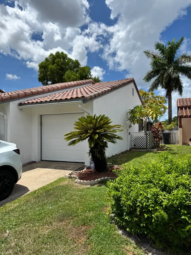 Lantana Pines Dr HOA Roof and Insurance Case Study